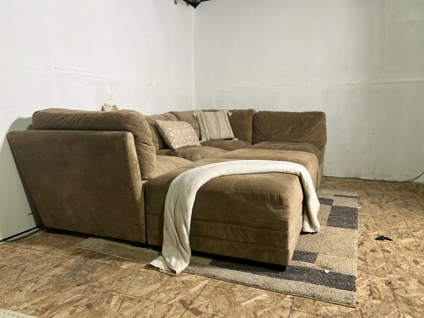 (FREE LOCAL DELIVERY) Gorgeous Brown Costco Sectional Couch w/ Ottoman