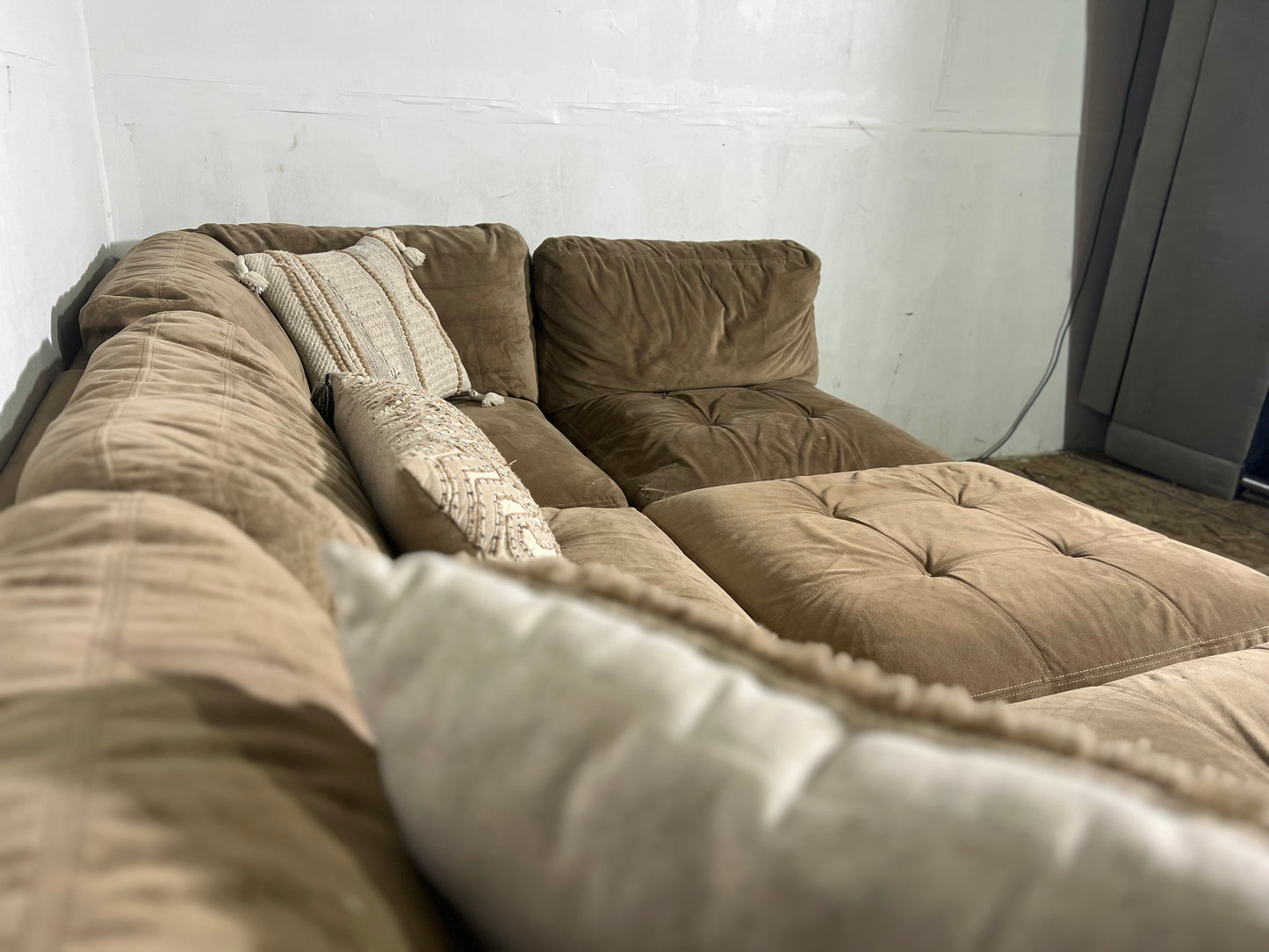 (FREE LOCAL DELIVERY) Gorgeous Brown Costco Sectional Couch w/ Ottoman